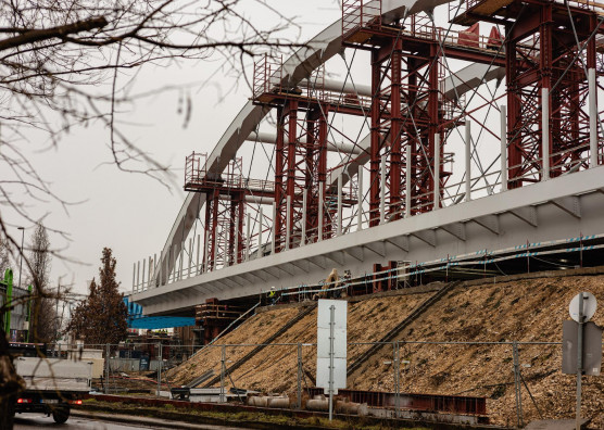 Méterről méterre tolják helyére az új hidat a Bartókon
