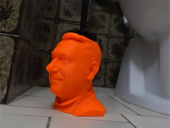 Kétmillióért ment el a Lázár fejformájú vécékefetartó