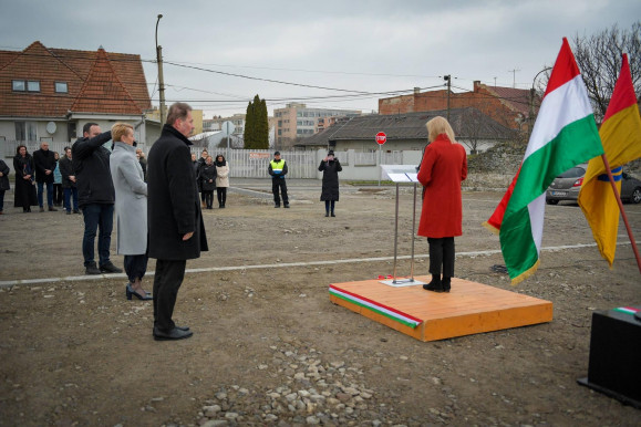 Döngölt földes parkolót adott át ünnepélyesen a fideszes képviselőjelölt Sátoraljaújhelyen