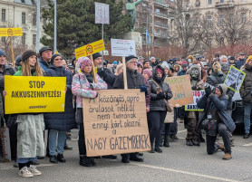 A fenyegetőző Szijjártót tartják az egyik fő felelősnek – tüntetés a Külügy előtt a gödi Samsung-gyár miatt