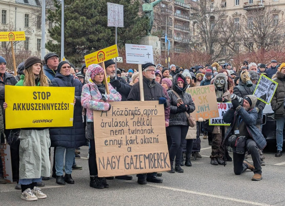 A fenyegetőző Szijjártót tartják az egyik fő felelősnek – tüntetés a Külügy előtt a gödi Samsung-gyár miatt