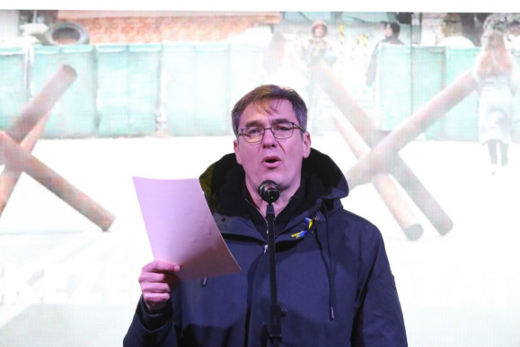 Karácsonyék levágják a fákra rögzített plakátokat