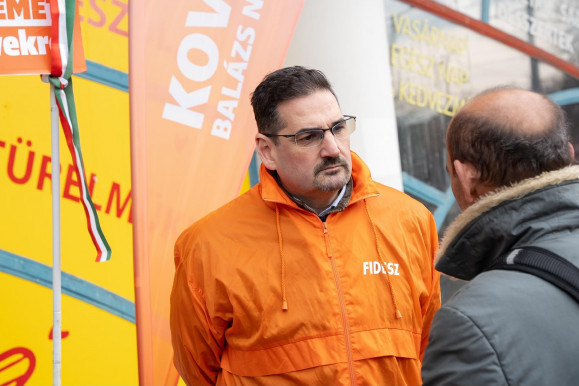 Eltűnt 64 fideszes választási plakát az újlipótvárosi virágtartó oszlopokról 