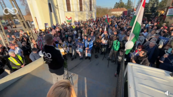 Magyar Péter nem szeretne olyat hallani a falvakból, hogy bárki elveszíti az önkormányzati munkáját, ha nem a Fideszre szavaz