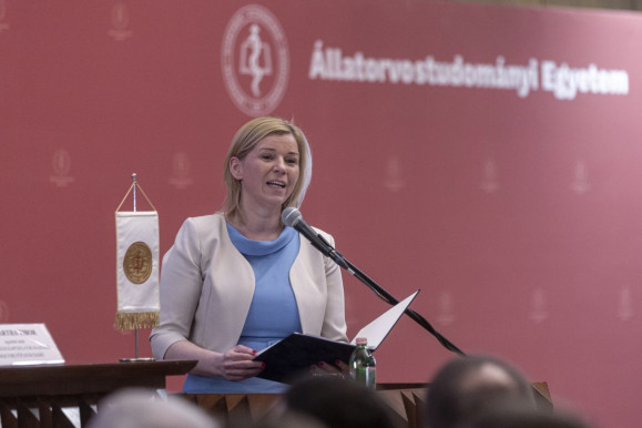 Kinevették a kormány sikereiről beszélő felsőoktatási államtitkárt az Állatorvosi diplomaosztóján 