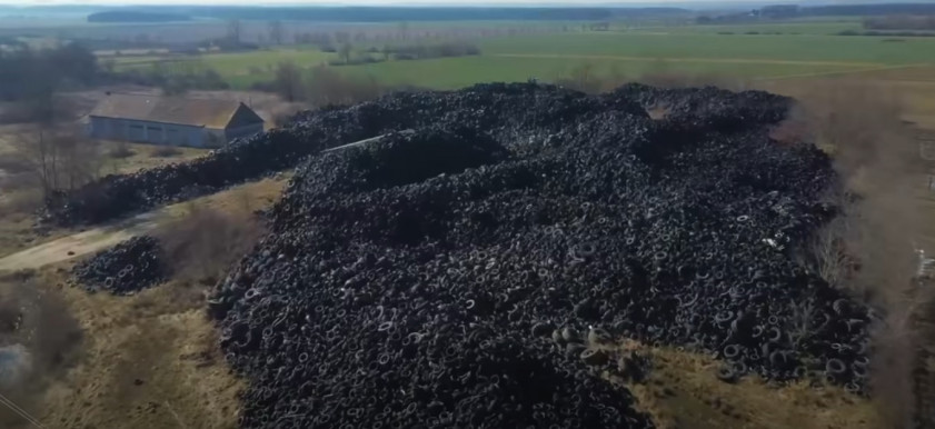 Magyar Péter hatalmas illegális gumilerakó telepet mutatott be Nagykölkednél
