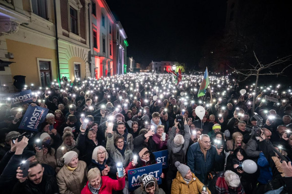Plakáthack, kampányima és robotautók - vidéki lapszemle