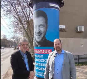Hadházy és Rózsa fekete fóliával tekerte körbe a Zelenszkijjel riogató hirdetőoszlopot Zuglóban 