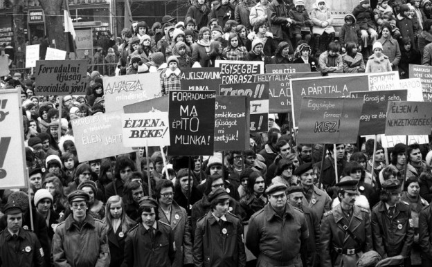 A kommunista hatalomátvétel dalával hangolt Takács államtitkár március 15-re