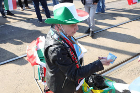 A fideszesek kezdték a március 15-i nagy kampánymenetelést