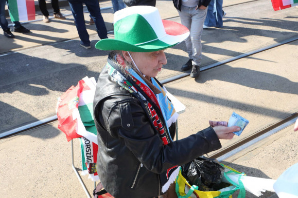 A fideszesek kezdték a március 15-i nagy kampánymenetelést