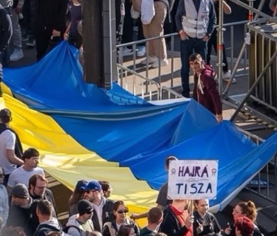 Magyar Péter Orbánnak: Valljon színt, ő rendelte-e az ukrán zászlót március 15-re