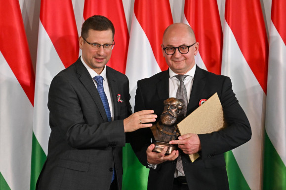 Orbán bebetontozta a GVH fideszes elnökét