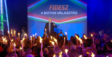 Tömegével buszoztatták a nyugdíjasokat Orbán dunaújvárosi rendezvényére 