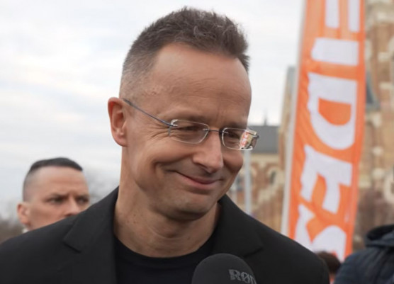 Szijjártó Orbánnal egyetért, Gulyással nem