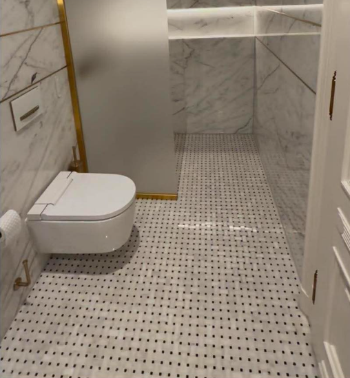 Hadházy megmutatta Matolcsy hiperultraluxus munkahelyi vécéjét 