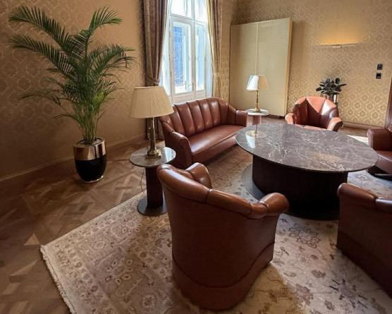 Aranybudi után a luxus szivarszobáról is fotókat hozott Hadházy Ákos