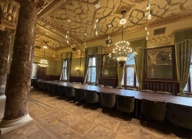 Lélegzetelállító képek az MNB tárgyalóiról