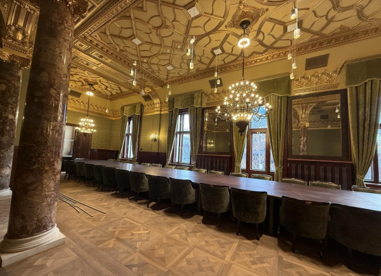 Lélegzetelállító képek az MNB tárgyalóiról