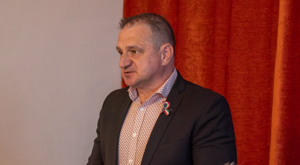 Munkaidőben gyűjtöttek aláírásokat Esztergomban a fideszes jelöltnek 