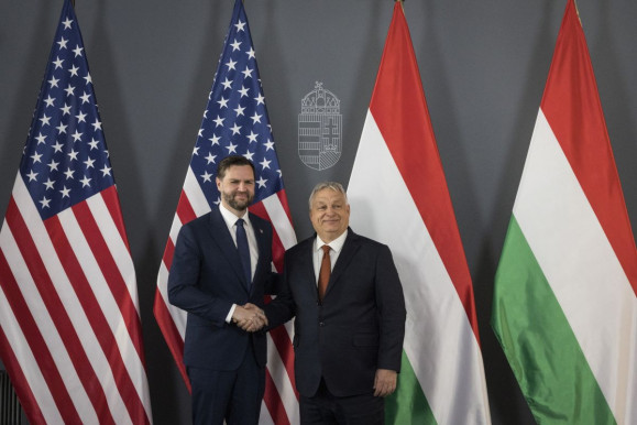 Trumpnál kisebb súlyú látogató nem elég ahhoz, hogy fellendítse Orbán népszerűségét - írja a Politico Krekó Péterre hivatkozva