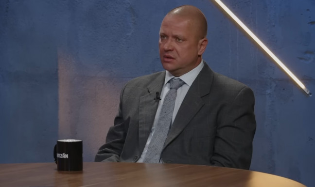 Volt AH-tiszt: Politikai célból figyeltek meg ellenzéki politikusokat