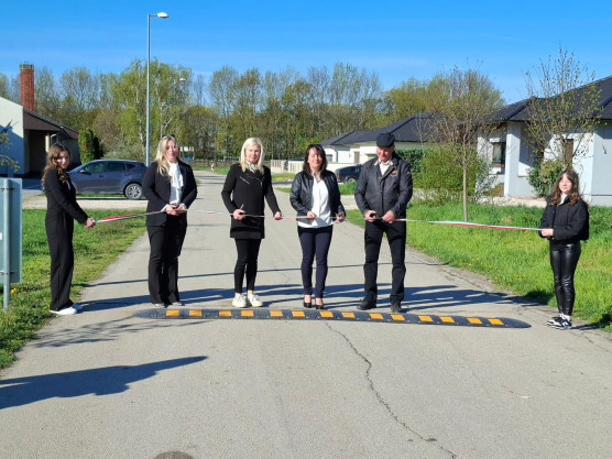 Hadházy: Fekvőrendőrt avattak Szanyban