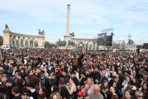 Kritikus tömeg – Józsa Márta jegyzete