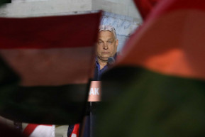 Orbán nem érti, miért veszítették el a fiatalokat, közben a Fidesz újjáépítését a jobbszéllel kezdené 