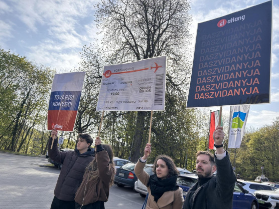 Moszkvába szóló repülőjeggyel várták Orbánt a szavazása után