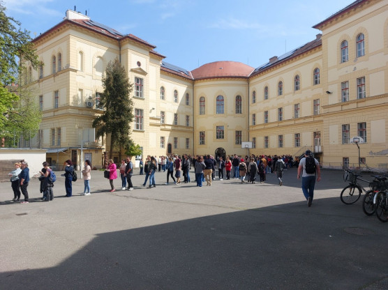 Rekordrészvétel mellett kígyózó sorok az átjelentkezős szavazókörben Szegeden