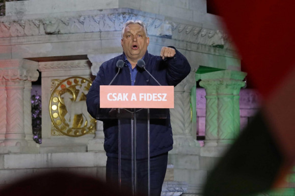 Egyetlen hazafi sem maradhat otthon! - üzente írta Orbán, miután szembesült a 11 órás adatokkal