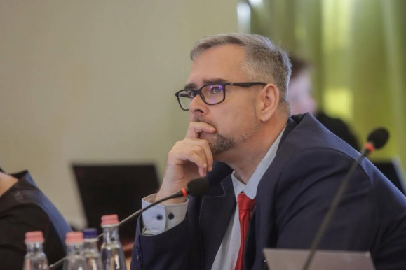 Kiss László leszavazott Tiszára, aztán kilépett a DK-ból
