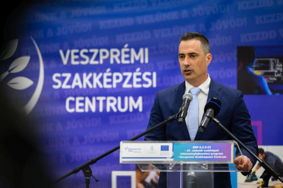 Újabb fideszes képviselő jelentette be visszavonulását a politikától