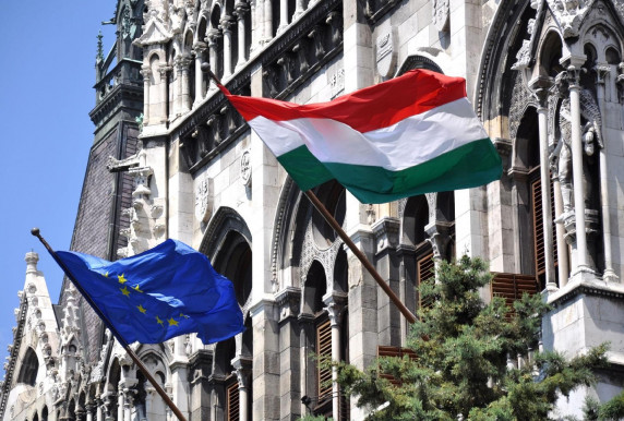 Visszakerül az uniós zászló a Parlamentre