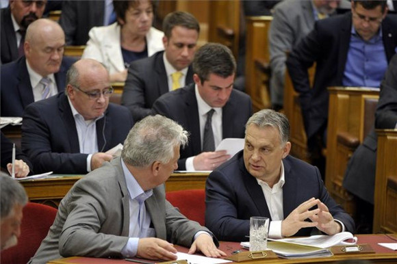 Semjén és más KDNP-sek is követik a parlamentet elhagyó Orbánt