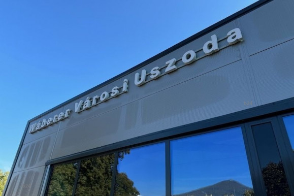 Leveszik Wáberer nevét a sátoraljaújhelyi uszodáról