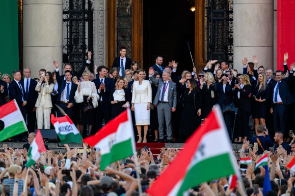 Orbánék nevében kért bocsánatot Magyar Péter – emelték ki a külföldi lapok a kormányfő beszédéből