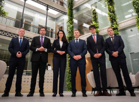 A magyar Ceaușescuk világa - Rogán luxus dolgozójában tartott tárlatvezetést Magyar