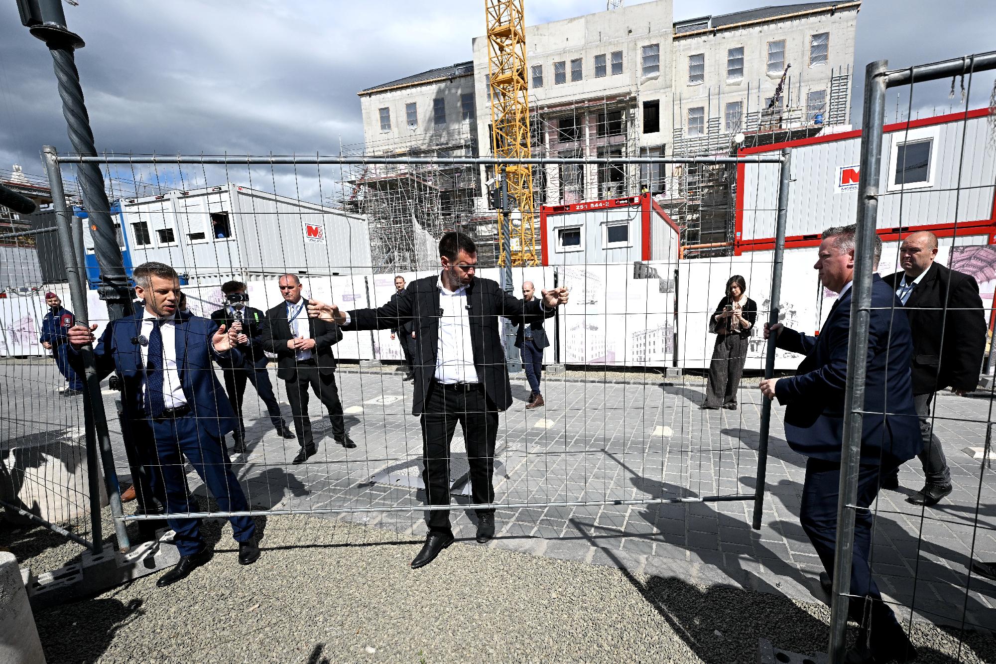 Magyar Péter megkezdte a Karmelita kolostort övező kordon leb