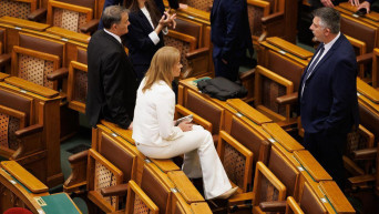 Bocsánatot kért a parlamenti asztalra ülő tiszás képviselő