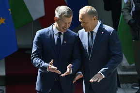 Katonai tiszteletadással fogadták Magyar Pétert Varsóban