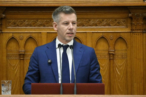 Magyar: Üdvözlöm a bukott rendszer embereit a Védvonal nevű kezdeményezés kialakítására, amennyiben az védőügyvédek felkérésére irányul