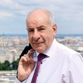 Magyar Péter hétfőn meglátogatja a lemondásra felszólított Sulyok Tamást