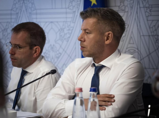 Döntött a kormány, leszedik az úgynevezett nemzeti hitvallás szövegét a közintézményekben