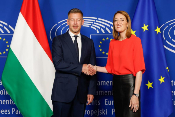 Magyar Péter Brüsszelben: megszűnhet a 7-es cikkely szerinti eljárás, de egy 10 milliárd eurós per is a tét