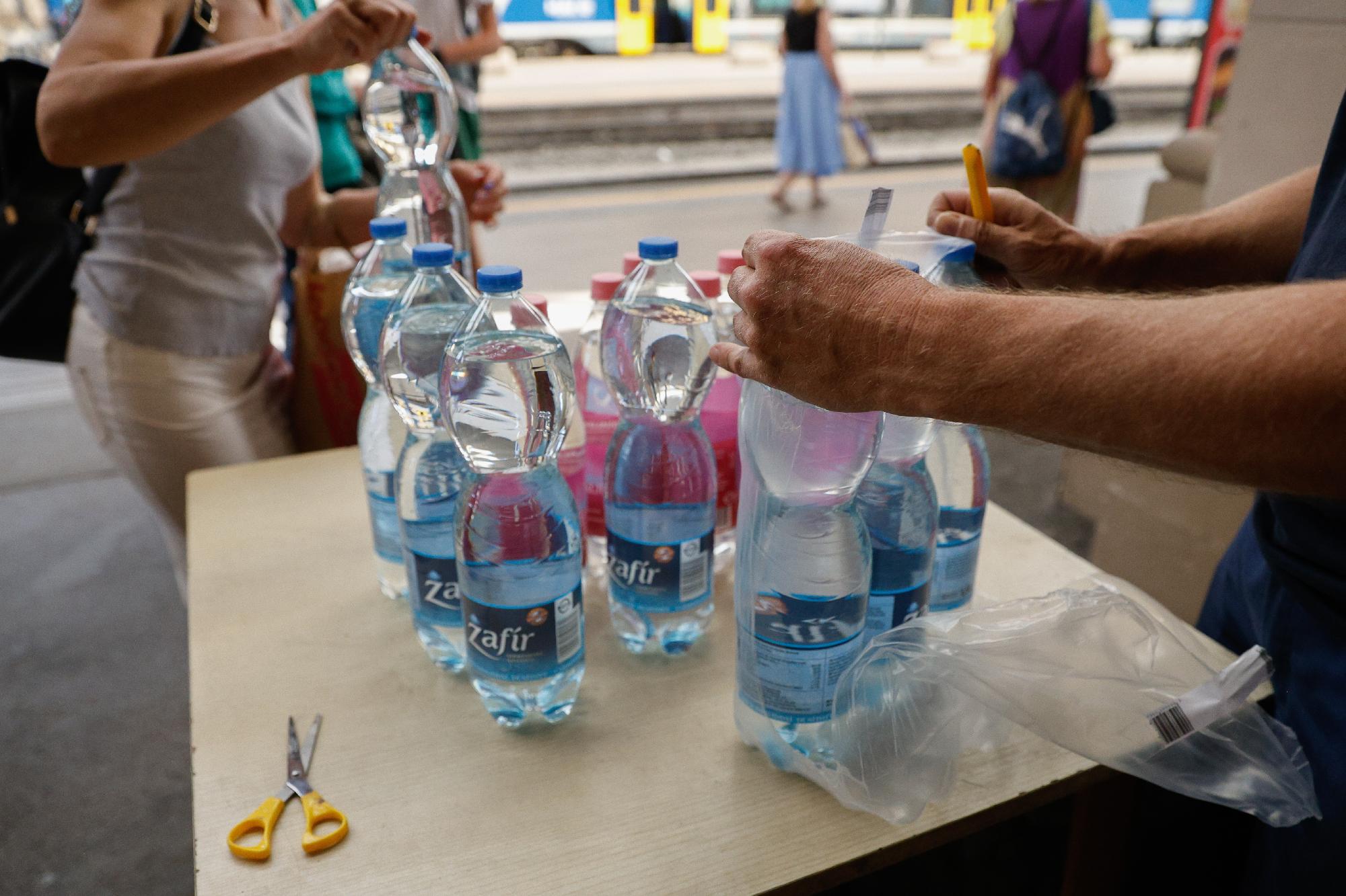 Hőség - Vízosztás a Keleti pályaudvaron