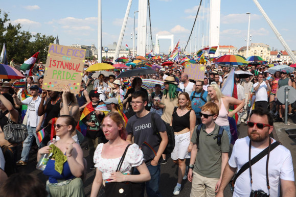 Piknikhangulat a Pride-on és emlékezés a Fidesznek mutatott fityiszre