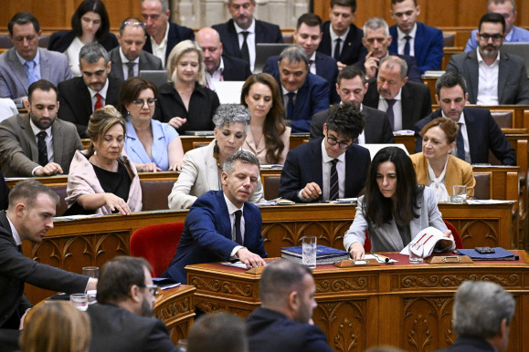 Elszámoltatás vagy színjáték? Meddig jut el a Tisza-kormány? – Hetes Stúdió-ajánló
