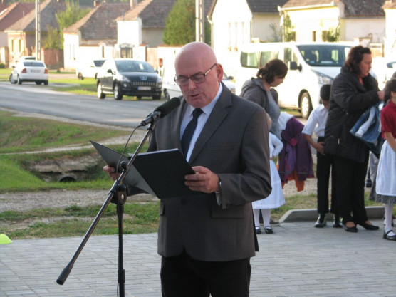 Megszüntették a nyomozást a bébi polgármester ügyében, aki 3 millióért vette meg egy család házát, aztán kilakoltatta őket